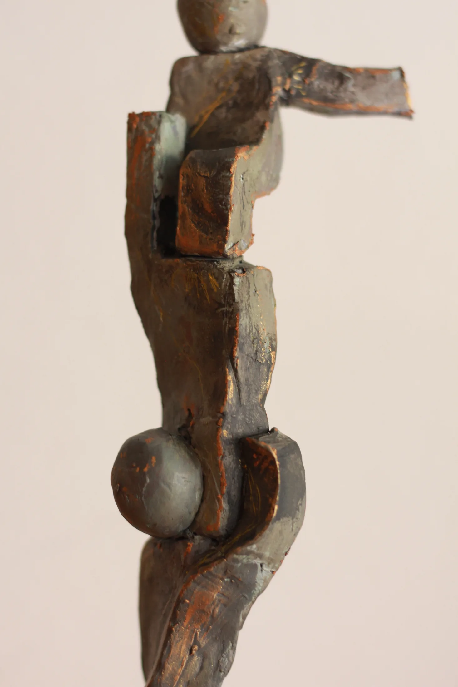 Acrobat Tower, a tall clay sculpture of interlocking human figures by Sam Beukeboom